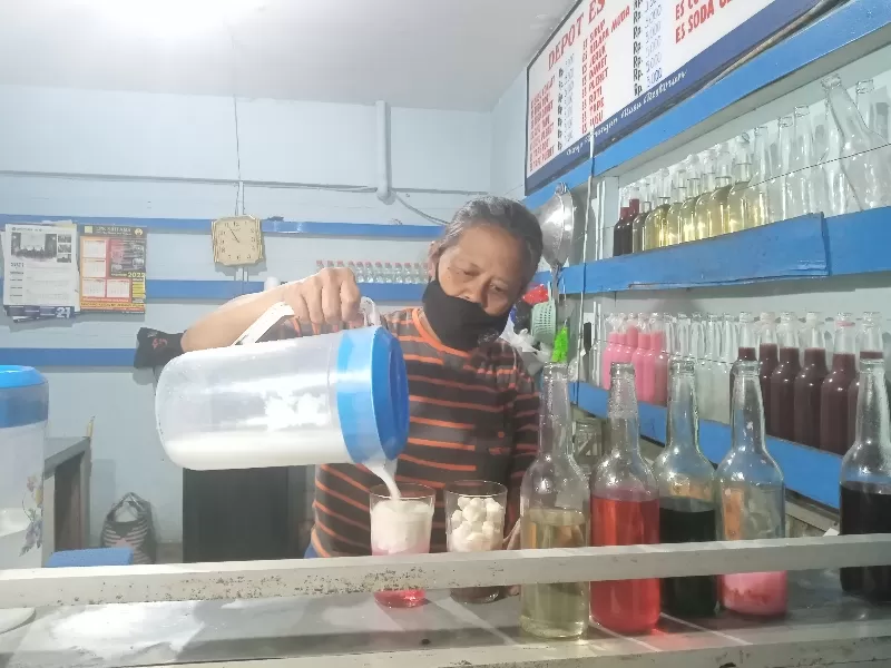 Segarnya Es Semanggi, Legenda Sirup Rahasia dari Basement